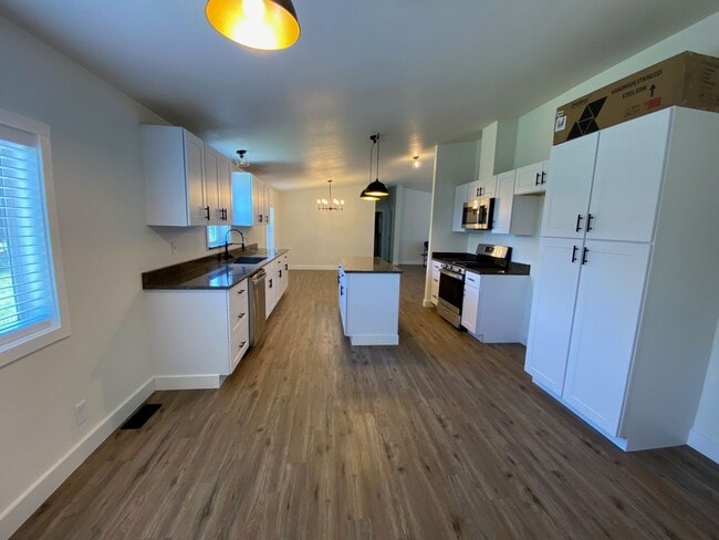Building Photo - Beautifully Remodeled Home for Rent – Mode...