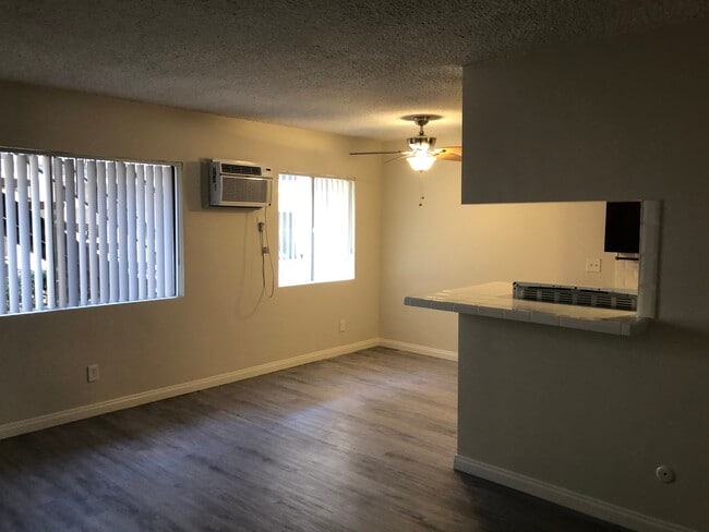 Building Photo - 337 Riverdale Dr