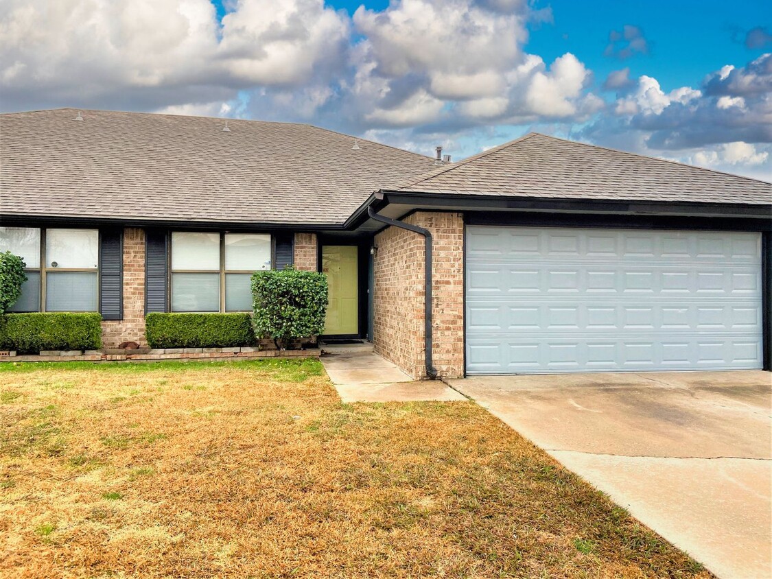 Primary Photo - Fabulous 3 Bed/2 Bath Duplex with Open Flo...