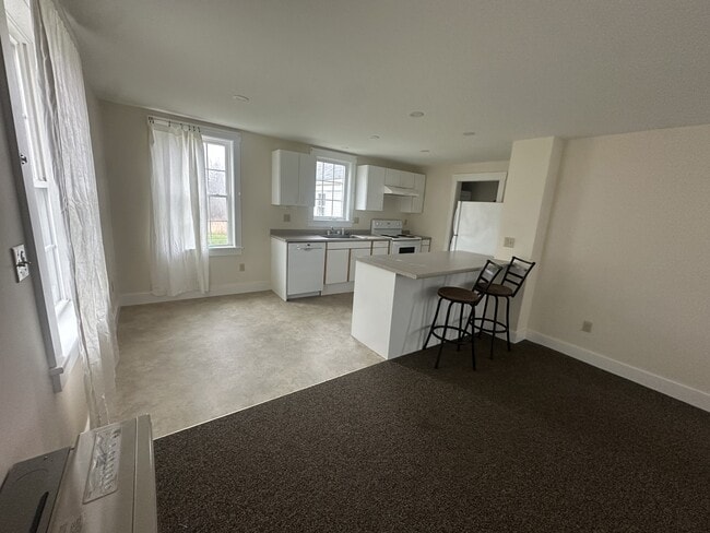 Building Photo - 799 River Rd