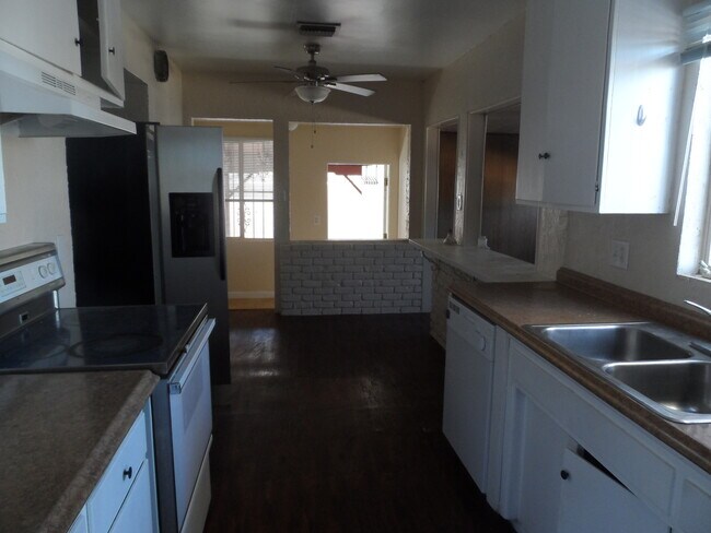 Building Photo - 3 Bedroom 1.5 Bathroom Home w/ Pool