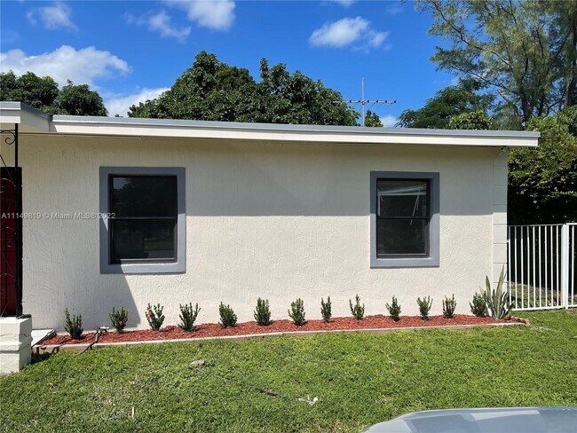 Building Photo - 565 NW 129th St