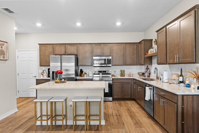 Foto del edificio - 3BR Center Lake Townhome | 2-Car Garage, Loft & Resort-Style Amenities