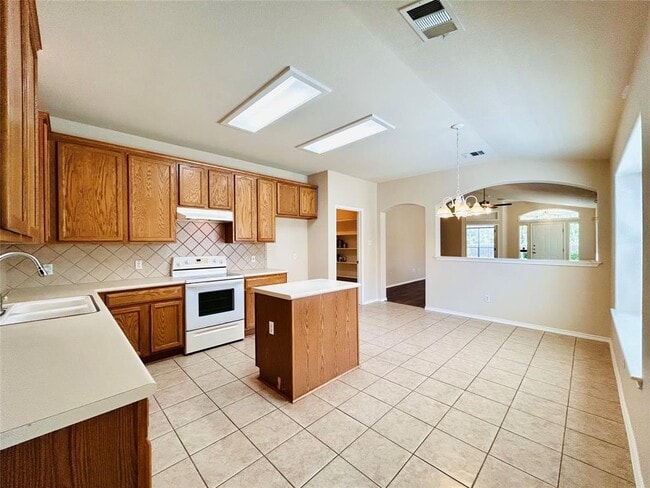 Foto del edificio - 468 Clarence Ct