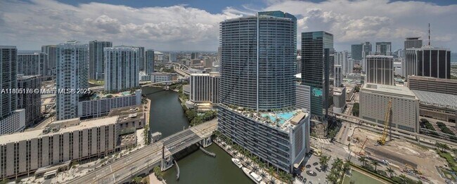 Foto del edificio - 465 Brickell Ave