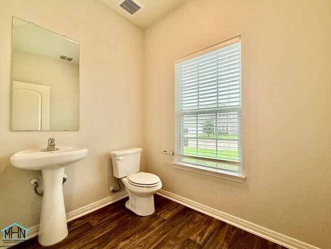 Foto del edificio - Spacious 2-Storey 4-Bedroom 2.5-Bath Home in Savannah Place, Conveniently Located Near 1604 & Hig...