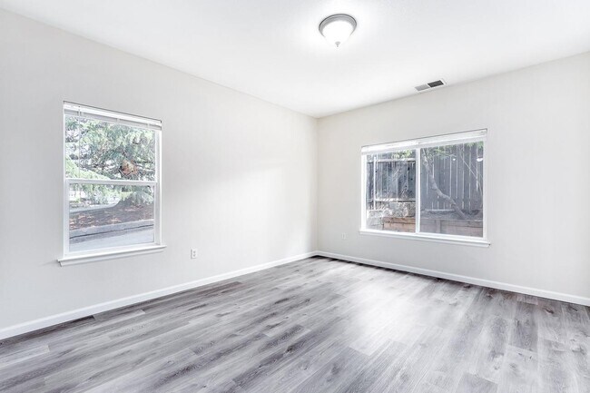 Building Photo - 1009 Sibley St