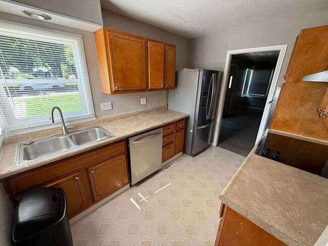 Building Photo - 3 Bedroom Single family with fenced in yard