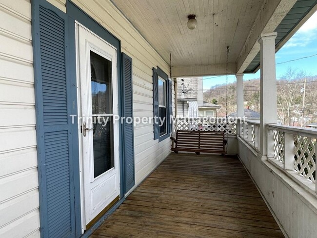 Building Photo - 331 Simpson Ave