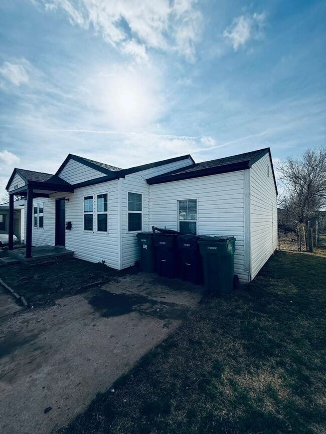 Building Photo - 636 NE 34th St