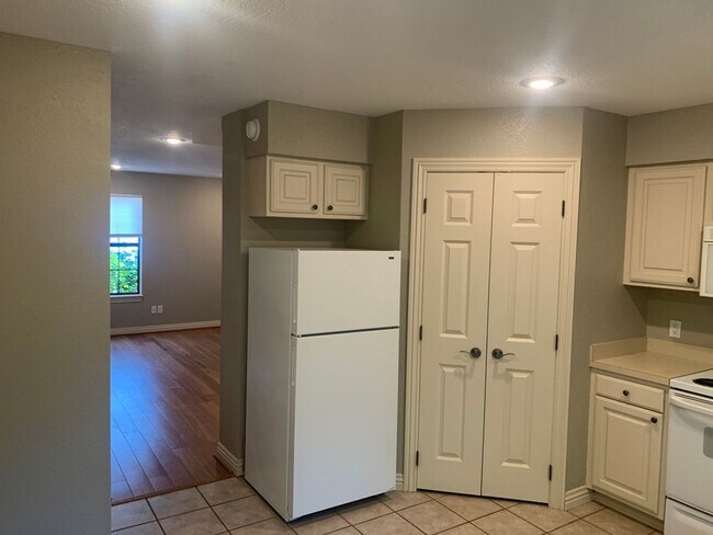 Foto del edificio - 2BR/1BA Town home in Fayetteville! Walk to UofA Campus!