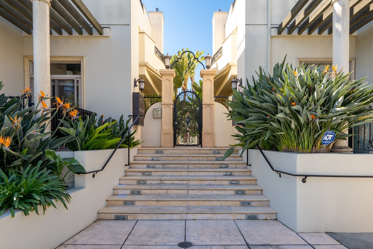 To View Call Bella (310)498-6575 - 841 Westmount Dr