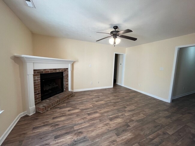 Foto del edificio - HALF OFF FIRST FULL MONTHS RENT!