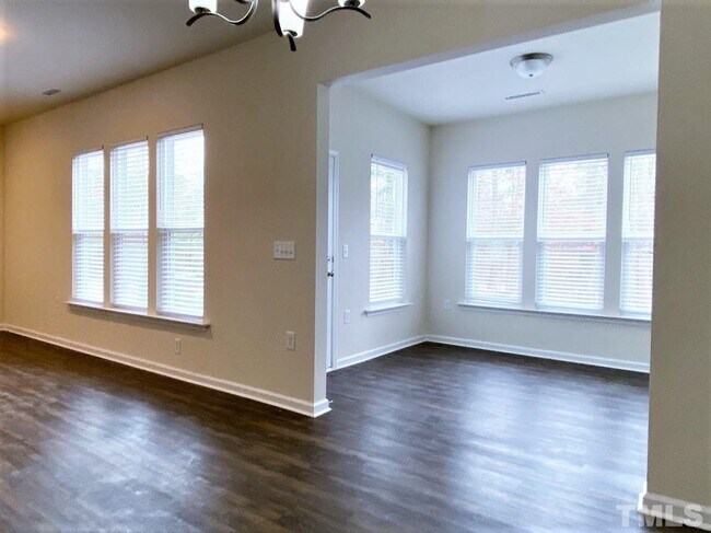 Building Photo - 3 Bedroom 2 Garage & Sunroom End Unit