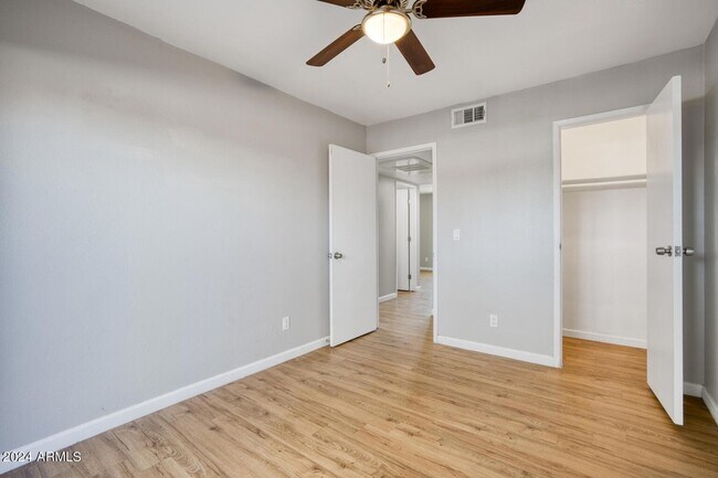 Foto del edificio - 1346 E Mountain View Rd