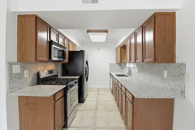 Building Photo - 577 Houston Dr