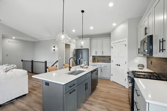 Building Photo - 933 Long Dr