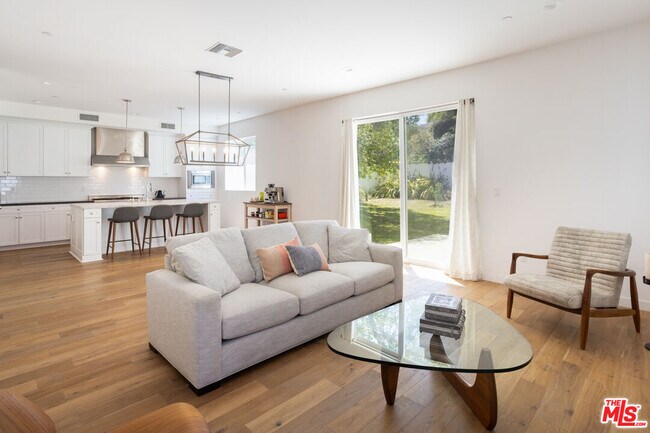 Foto del edificio - 5874 W 76th St