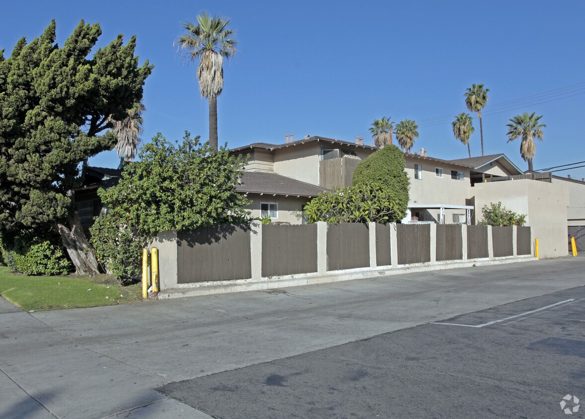 Foto principal - 1735 W Ball Rd