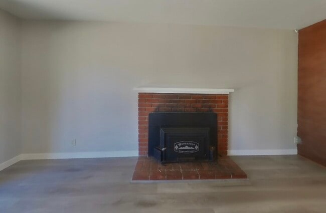 Building Photo - 607 Peach Ct
