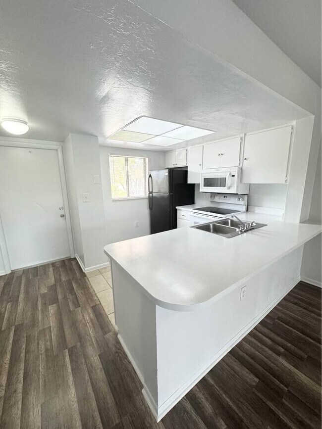 Building Photo - 2700 Park Windsor Dr