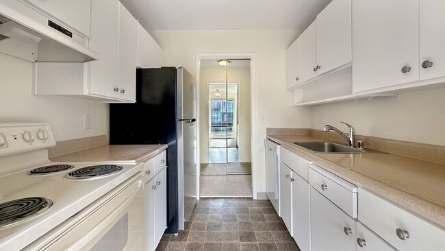 Foto del edificio - Morning Sunlight for this Courtyard-Facing...