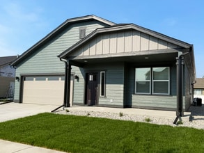 Building Photo - 421 Needlegrass Ln