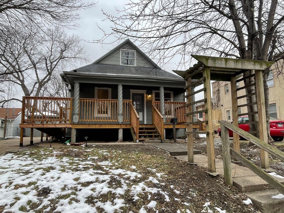 Charming Home, Updated Kitchen & Bathroom House Rental in Lincoln, NE