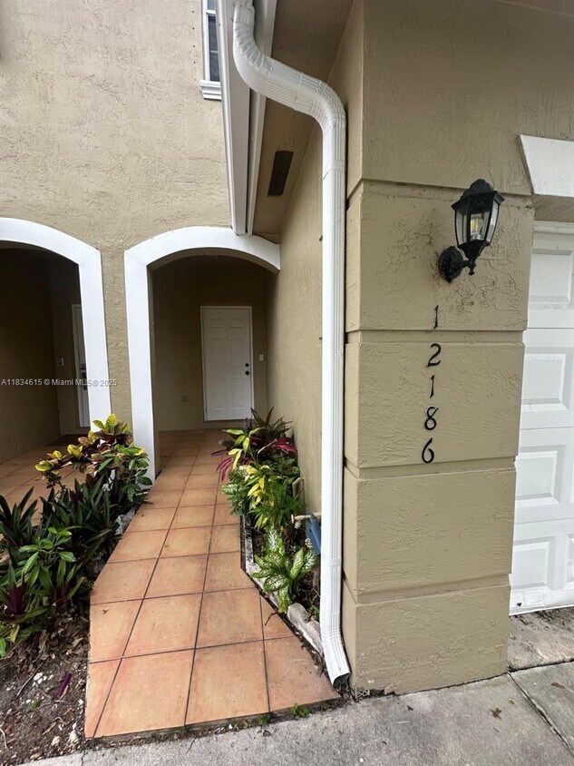 Foto principal - 12186 SW 5th Ct