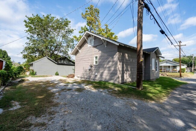 Building Photo - Newly renovated 2 bed, 1 bath! Schedule a ...