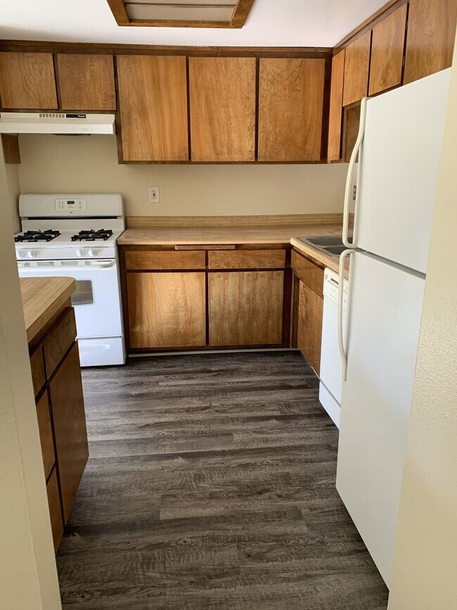 Foto del edificio - AVAILABLE NOW