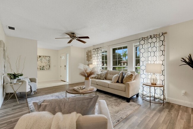 Building Photo - 1100 Pinellas Point Dr S