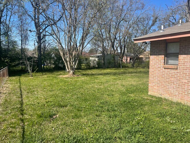 Building Photo - ** 3 bed 2.5 bath located in Southlawn ** ...