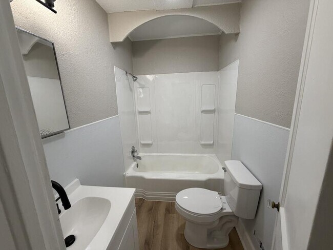 Foto del edificio - 327 S Brownell Ave