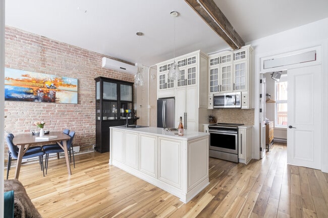 Building Photo - 3979 R. Saint-Denis