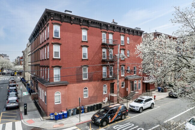 Building Photo - 415 1ST St