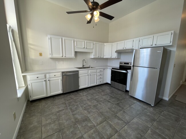 Large Eat In Kitchen - 208 S Walnut St