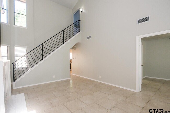 Foto del edificio - 5825 Hollytree Dr