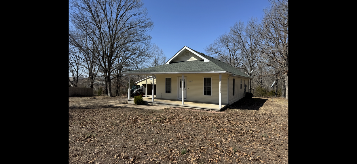 Primary Photo - Quaint Three Bedroom Home with Jacuzzi Tub!