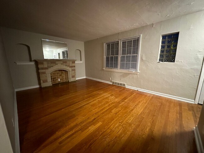 Foto del edificio - Updated Two Bedroom with Attached Garage C...