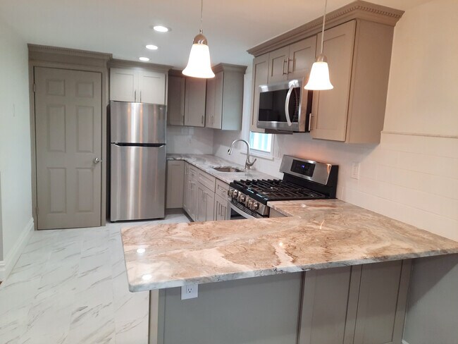 Modern kitchen - 65 Washburn St