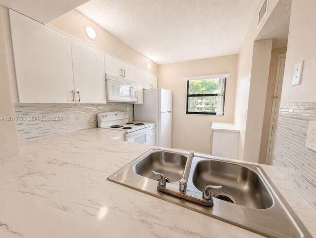 Foto del edificio - 3410 Foxcroft Rd