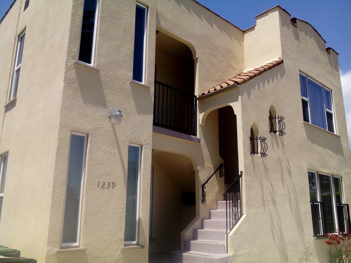 1239 S Muirfield Rd, Los Angeles, CA 90019 Apartments in Los Angeles