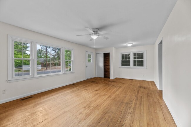 Building Photo - 607 Pinetree Dr