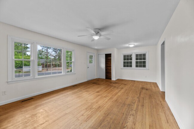 Foto del edificio - 607 Pinetree Dr