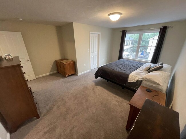 Building Photo - Beautiful Three Bedroom Town Home