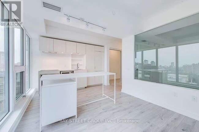 Building Photo - 77 Shuter St