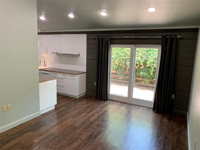 Building Photo - 509 N Austin St