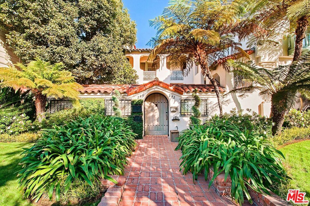 Foto principal - 242 S Spalding Dr