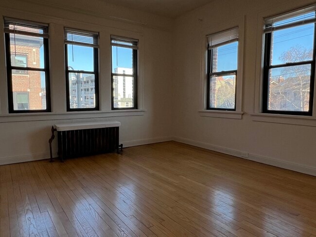 Building Photo - 2529 E Webster Pl